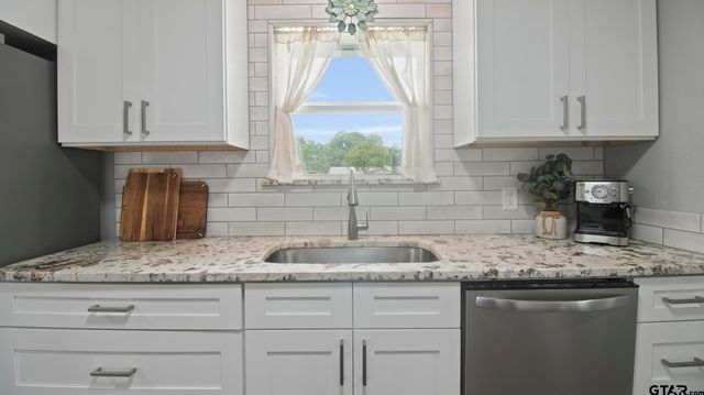 2395 E Royal Drive, Chandler, TX 75758