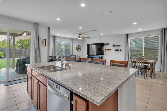 2332 Castle Pines Way, Roseville, CA 95747