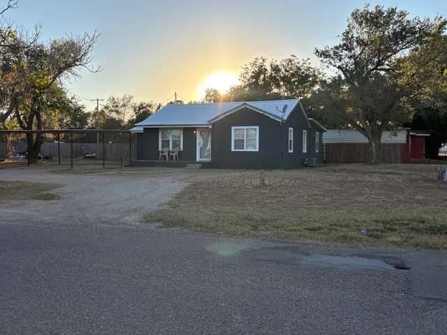 1429 Avenue L, Tahoka, TX 79373