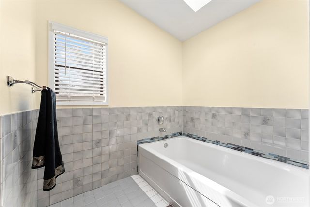 2807 61st Avenue NE, Tacoma, WA 98422