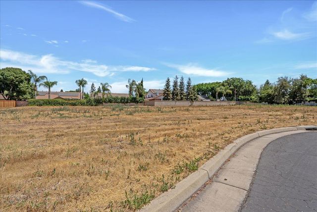 3614 E Harvard Court, Visalia, CA 93292