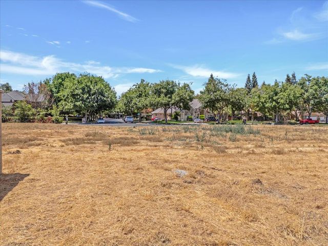 3614 E Harvard Court, Visalia, CA 93292