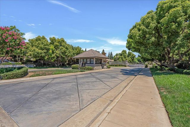 3614 E Harvard Court, Visalia, CA 93292