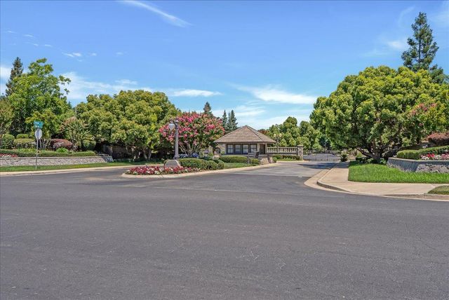 3614 E Harvard Court, Visalia, CA 93292