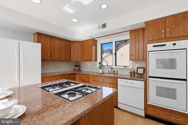 3 HOUNDS RUN LN, Blue Bell, PA 19422