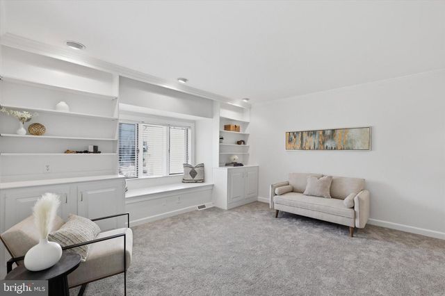 3 HOUNDS RUN LN, Blue Bell, PA 19422