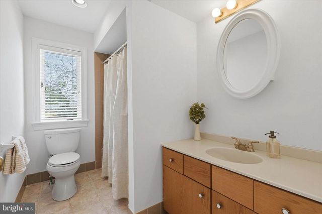 3 HOUNDS RUN LN, Blue Bell, PA 19422