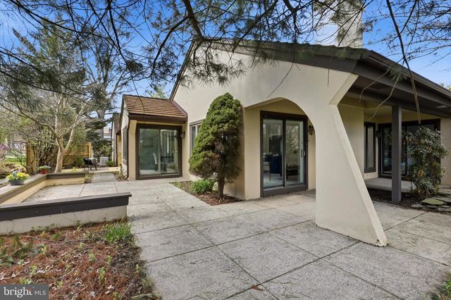 3 HOUNDS RUN LN, Blue Bell, PA 19422