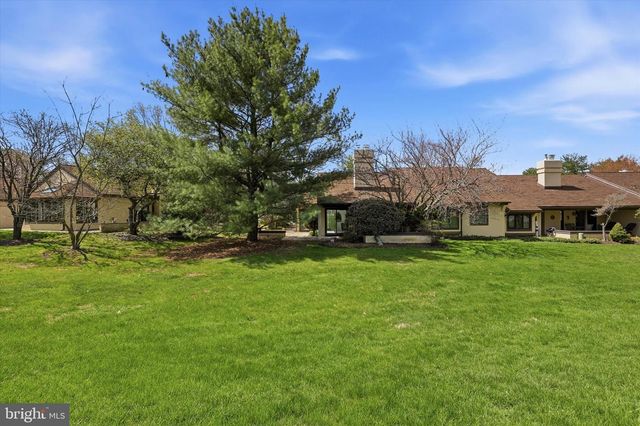 3 HOUNDS RUN LN, Blue Bell, PA 19422