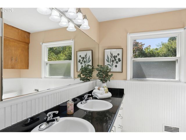 7920 Se HAWTHORNE Blvd, Portland, OR 97215