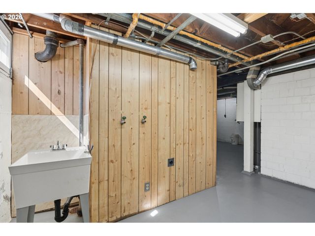 7920 Se HAWTHORNE Blvd, Portland, OR 97215