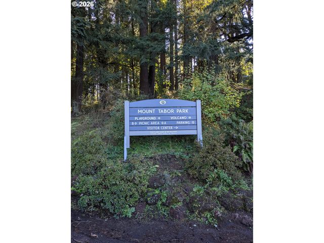 7920 Se HAWTHORNE Blvd, Portland, OR 97215