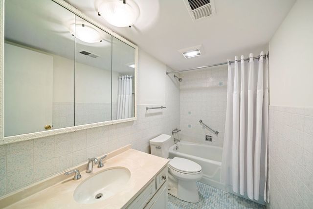 701 Ridge Road 2A, Wilmette, IL 60091