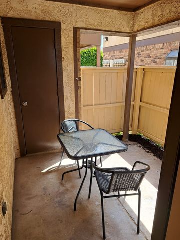 1702 Crest Point Drive, Arlington, TX 76012