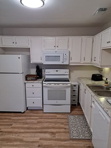 1702 Crest Point Drive, Arlington, TX 76012