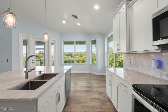 2479 Harbour LN, Sanibel, FL 33957