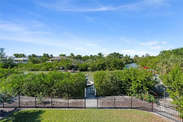 2479 Harbour LN, Sanibel, FL 33957