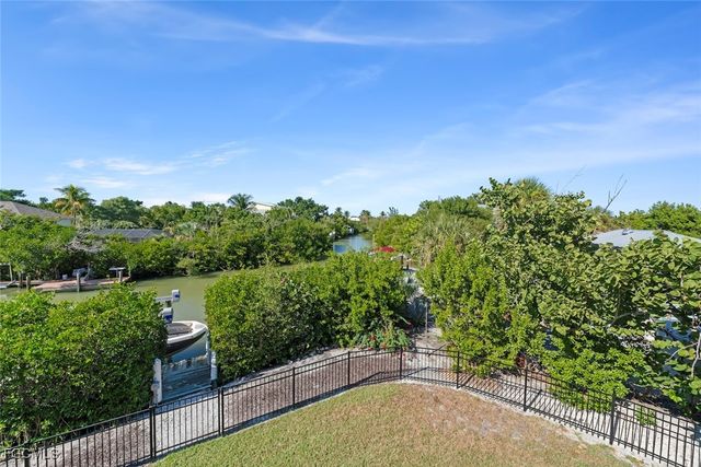 2479 Harbour LN, Sanibel, FL 33957