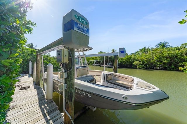 2479 Harbour LN, Sanibel, FL 33957