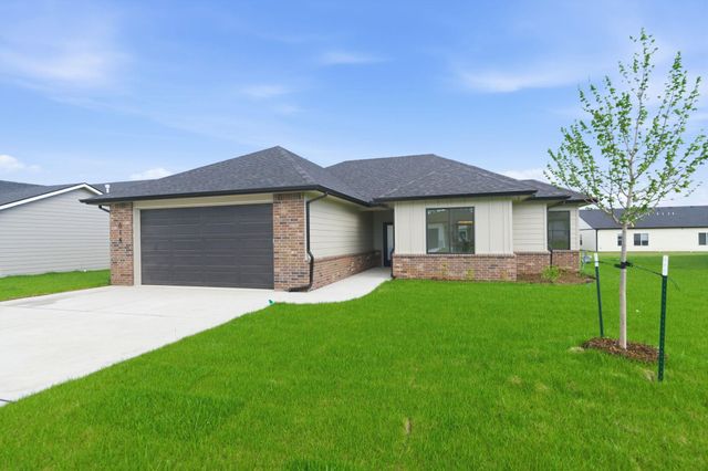 614 E Elmwood St, Park City, KS 67147