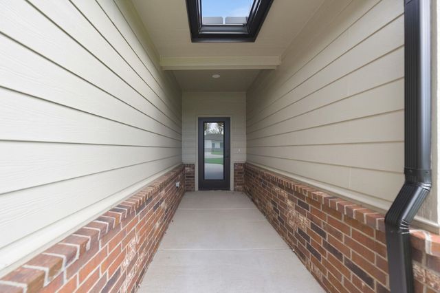 614 E Elmwood St, Park City, KS 67147