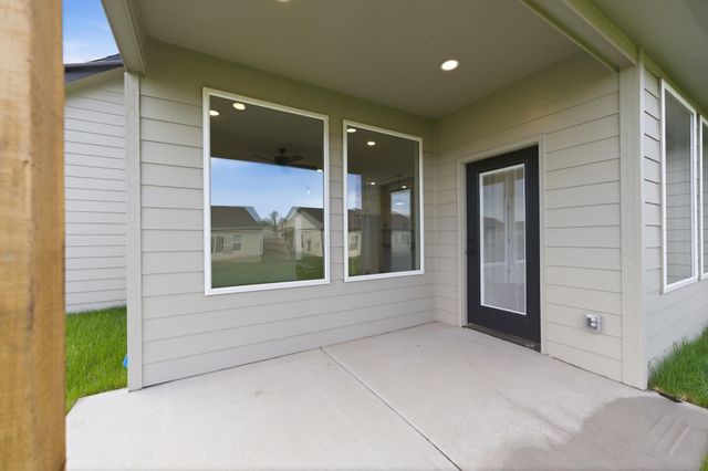614 E Elmwood St, Park City, KS 67147