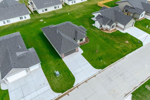 614 E Elmwood St, Park City, KS 67147