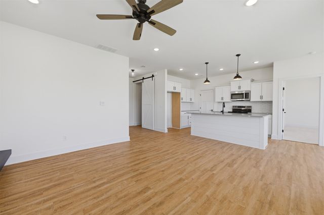 614 E Elmwood St, Park City, KS 67147