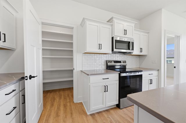614 E Elmwood St, Park City, KS 67147