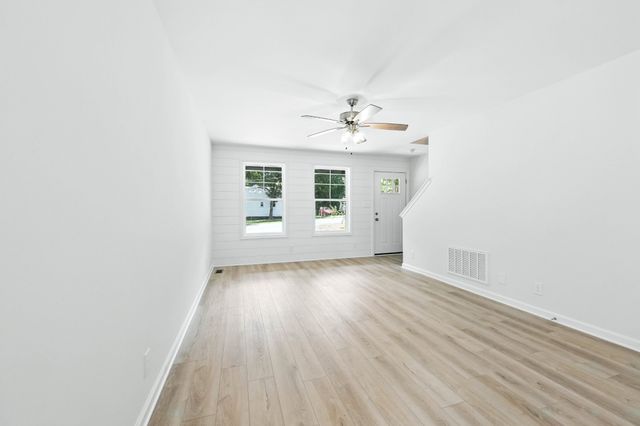 1227 Greenfield Dr, Clarksville, TN 37040