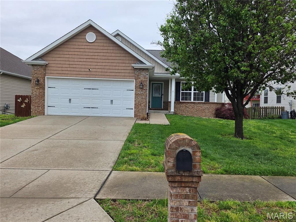 1391 Orchard Lakes Circle, Belleville, IL 62220