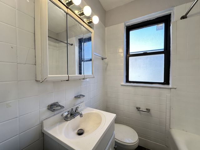 661 W Sheridan Road 506, Chicago, IL 60613