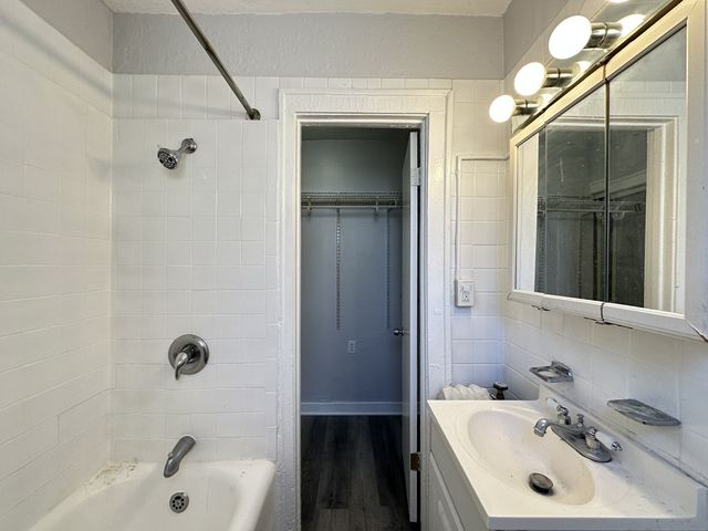 661 W Sheridan Road 506, Chicago, IL 60613