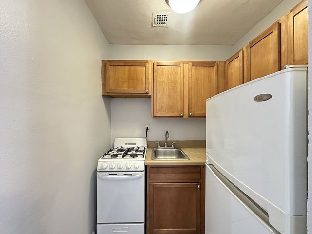 661 W Sheridan Road 506, Chicago, IL 60613
