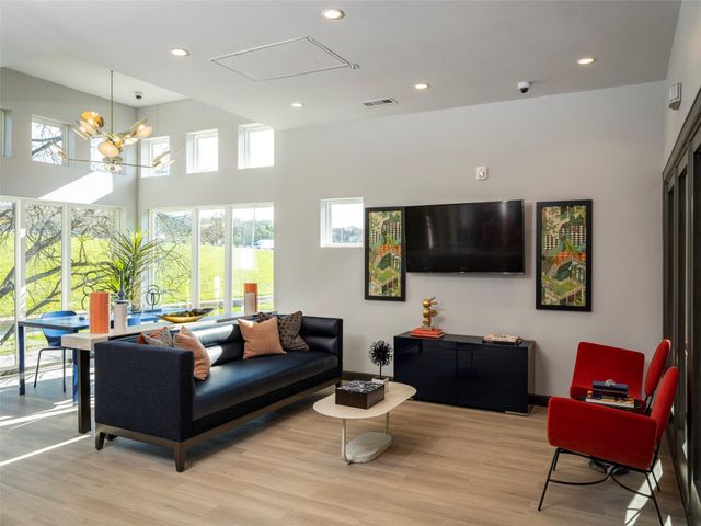 1800 Ih-35 Svrd, Austin, TX 78704