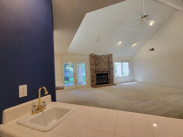 819 E Woodhaven Lane, Fresno, CA 93720