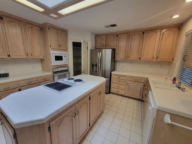 819 E Woodhaven Lane, Fresno, CA 93720