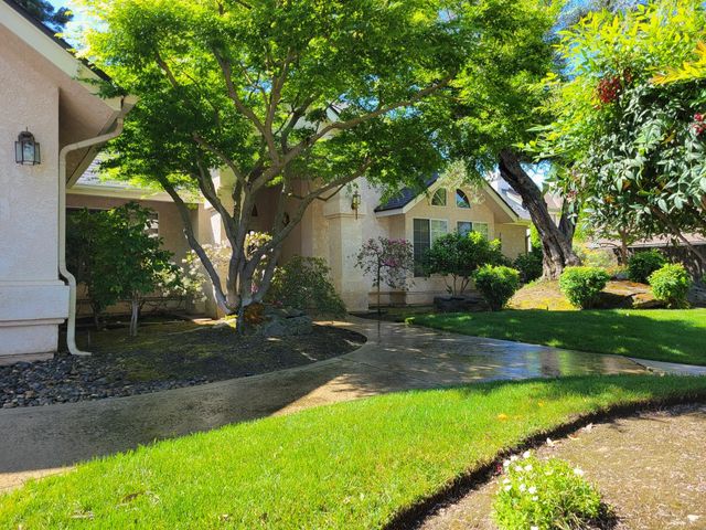 819 E Woodhaven Lane, Fresno, CA 93720