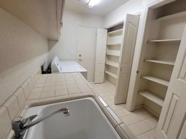 819 E Woodhaven Lane, Fresno, CA 93720