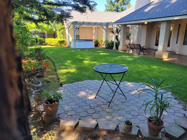 819 E Woodhaven Lane, Fresno, CA 93720