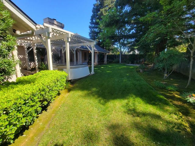 819 E Woodhaven Lane, Fresno, CA 93720