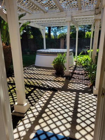 819 E Woodhaven Lane, Fresno, CA 93720