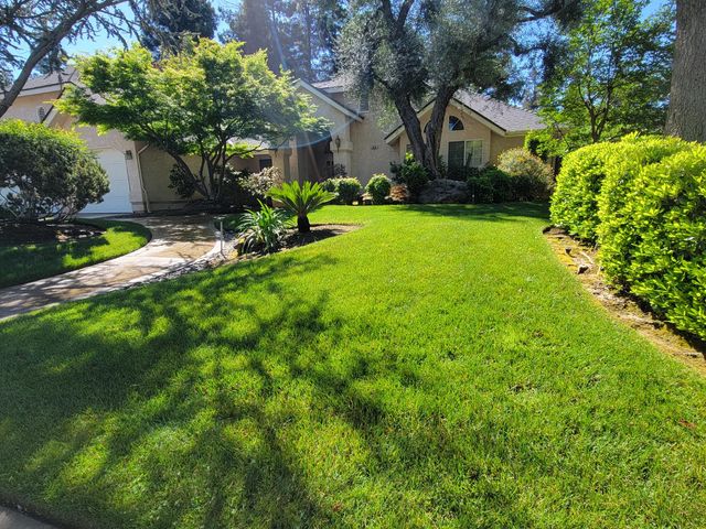 819 E Woodhaven Lane, Fresno, CA 93720