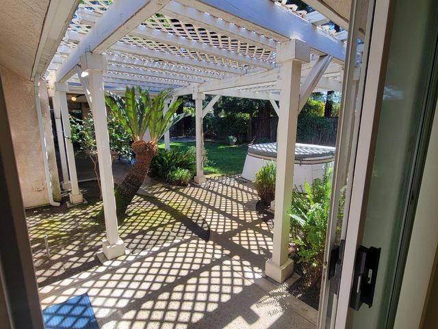 819 E Woodhaven Lane, Fresno, CA 93720