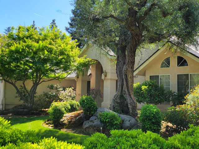 819 E Woodhaven Lane, Fresno, CA 93720