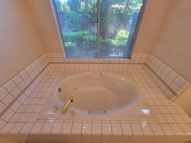 819 E Woodhaven Lane, Fresno, CA 93720
