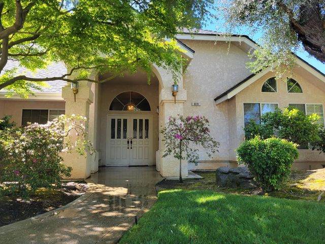 819 E Woodhaven Lane, Fresno, CA 93720