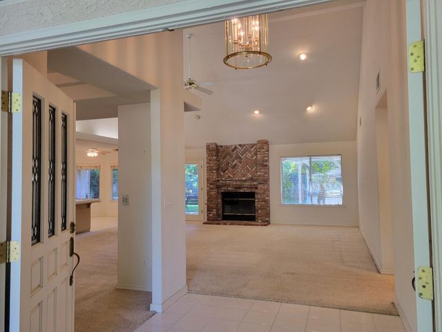 819 E Woodhaven Lane, Fresno, CA 93720