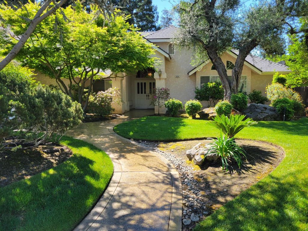 Image 1 of property listing at 819 E Woodhaven Lane, Fresno, CA 93720