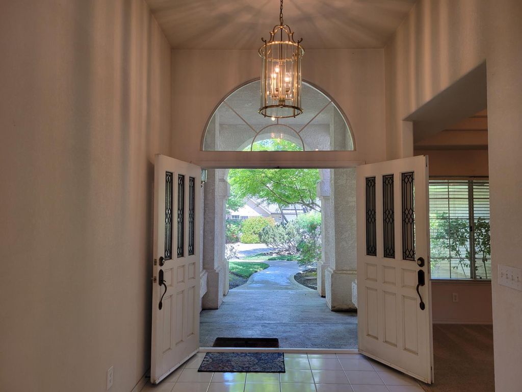 Image 10 of property listing at 819 E Woodhaven Lane, Fresno, CA 93720